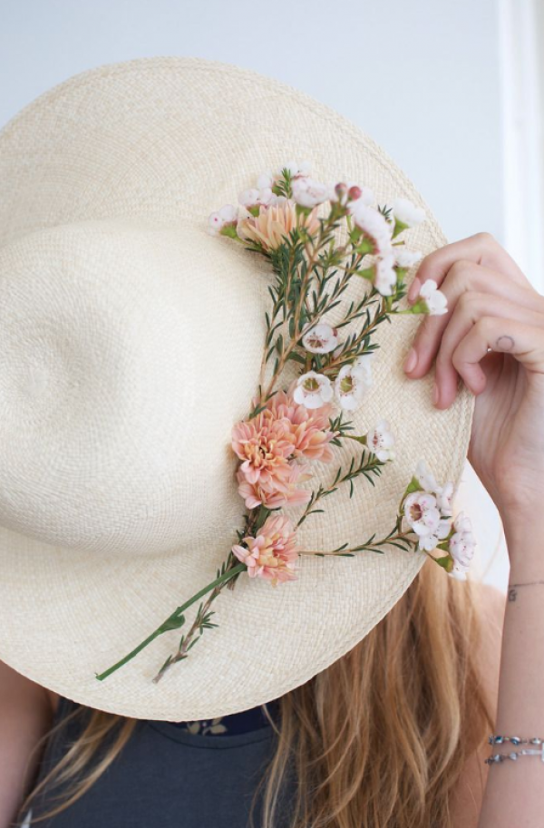 Topi lebar dengan hiasan bunga